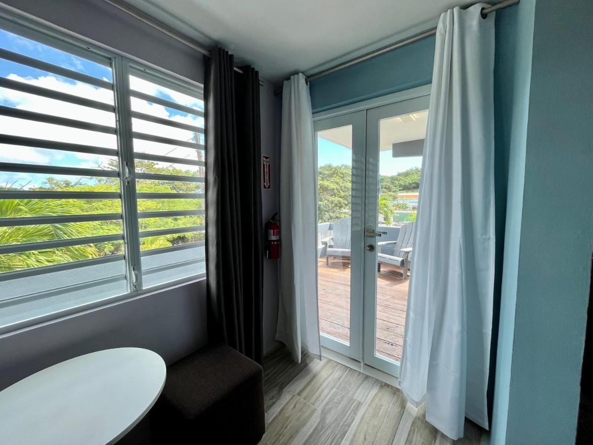 Old Crow Hotel And Suites В'єкес Екстер'єр фото